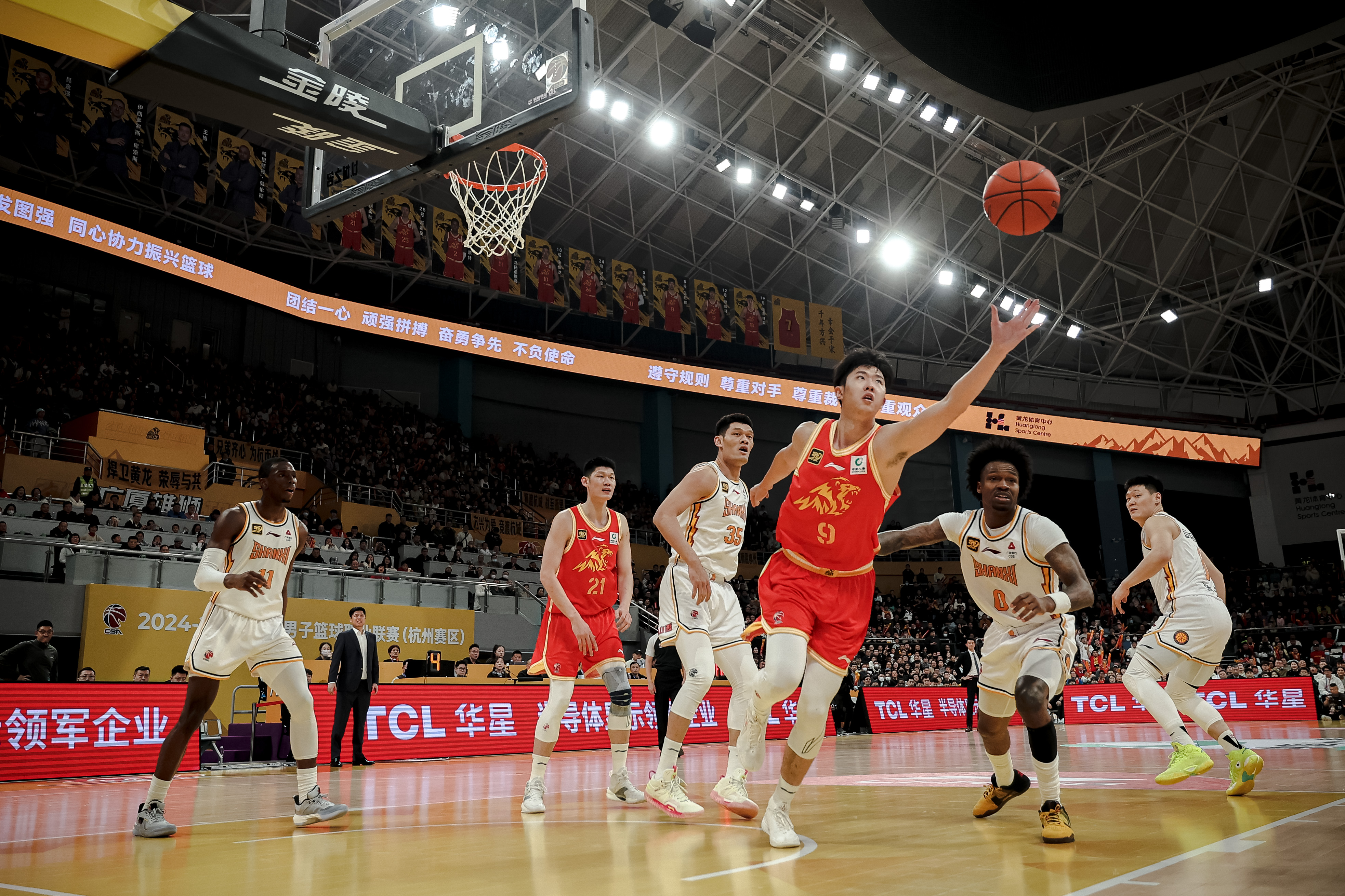KAIYUN-广州队训练开放日，集结日豪取连胜引欢呼，CBA常规赛在即，控场能力受关注的简单介绍